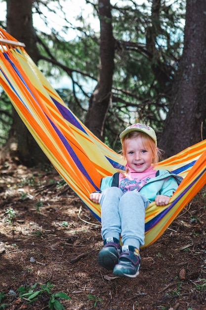 Bambina divertendosi all'amaca