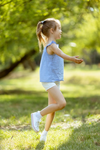 Bambina divertendosi nel parco