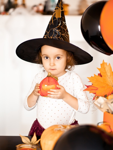 Bambina divertente in costume da strega per Halloween