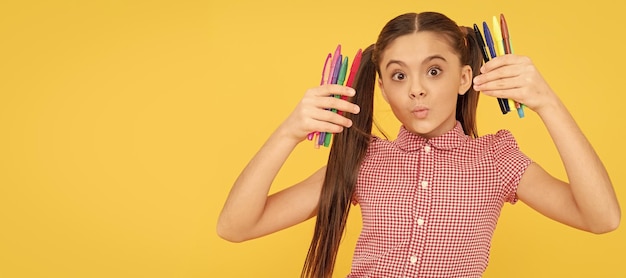 Bambina divertente tenere penne colorate o pennarelli per la scuola di studio Banner di studentessa