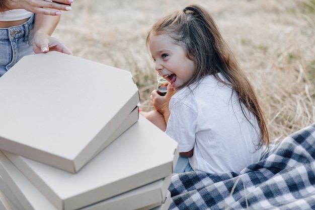 Bambina divertirsi al picnic