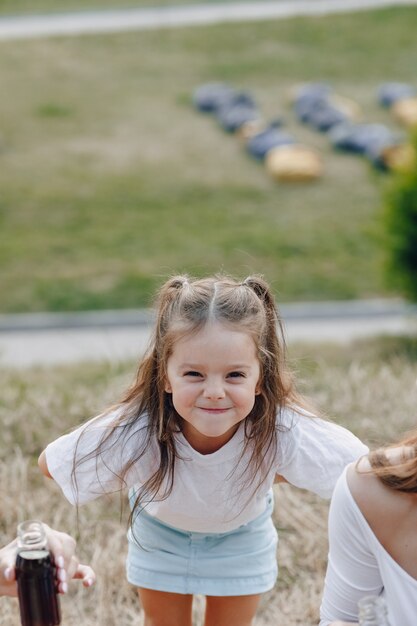 Bambina divertirsi al picnic