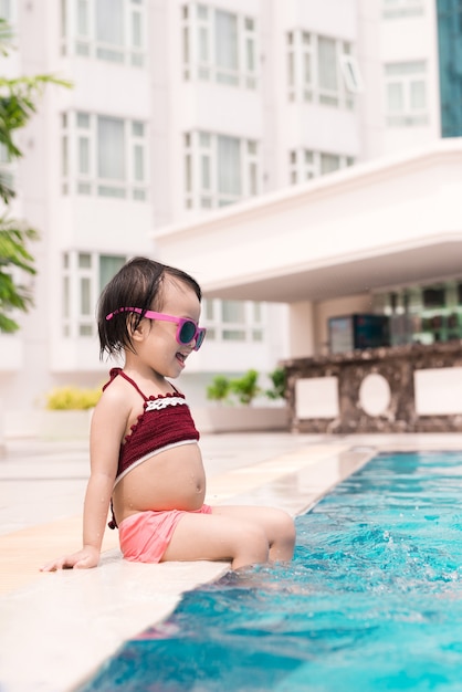 Bambina divertirsi in piscina. Vacanze estive e concetto di vacanza