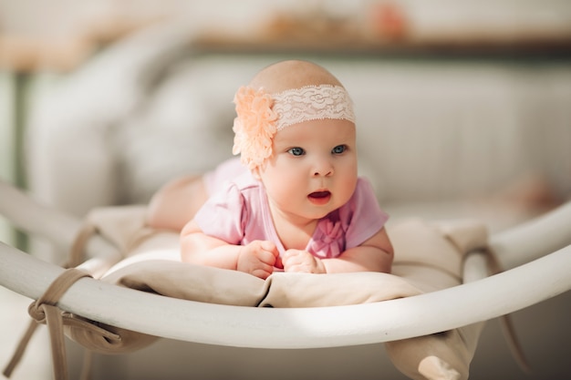 Bambina dolce che indossa vestiti rosa carini