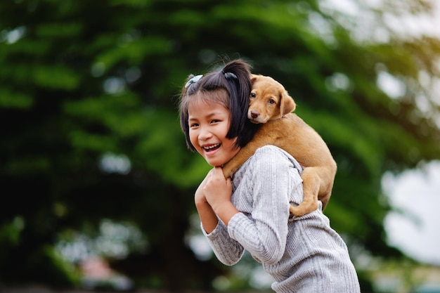 Bambina e cane Amore tra uomo e cane Legame di bambini e animali domestici intelligenti che giocano nel concetto di amore del cortile