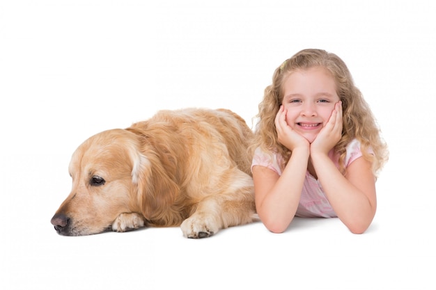 Bambina e cane sdraiato sul pavimento