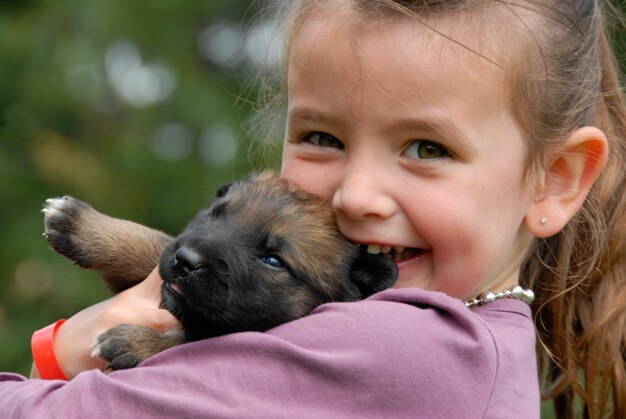 Bambina e cucciolo