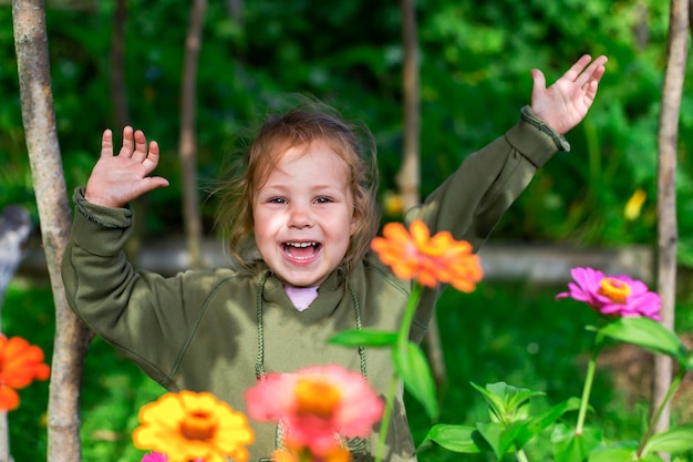 Bambina e felice su sfondo di fiori