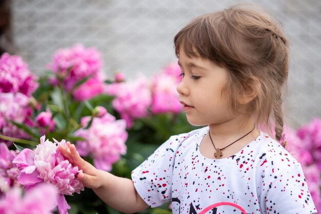 Bambina e fiori freschi in natura.