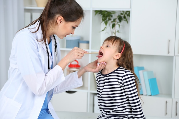 Bambina e giovane medico in ospedale