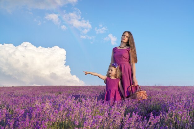 Bambina e madre al prato di lavanda.