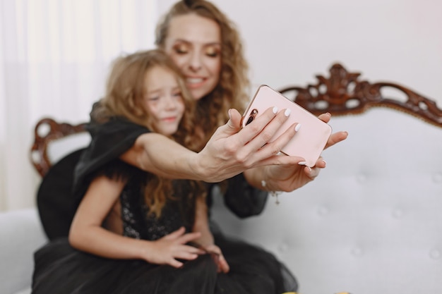 Bambina e madre che indossano abiti neri