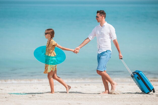 Bambina e papà felice che si divertono durante le vacanze al mare