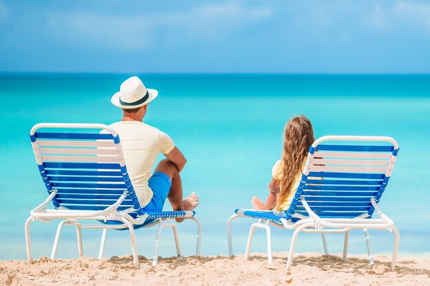 Bambina e papà felice divertendosi durante la vacanza della spiaggia