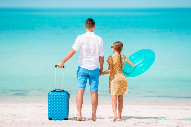 Bambina e papà felice divertendosi durante la vacanza della spiaggia