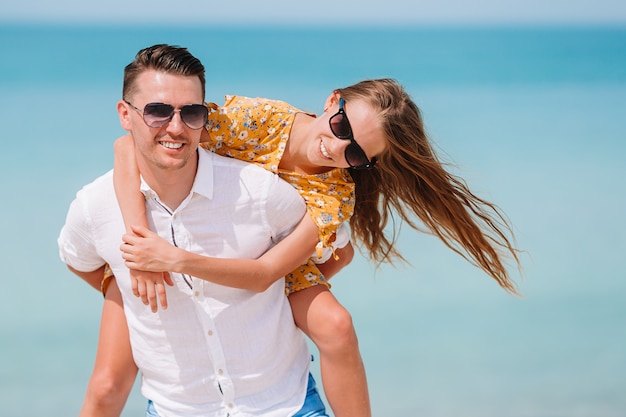 Bambina e papà felice divertendosi durante la vacanza della spiaggia