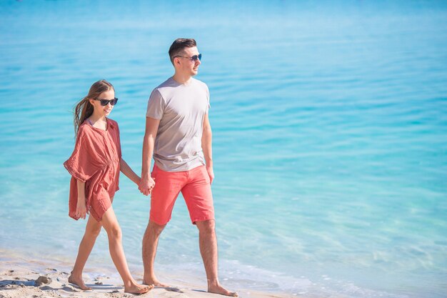 Bambina e papà felice divertendosi durante la vacanza della spiaggia