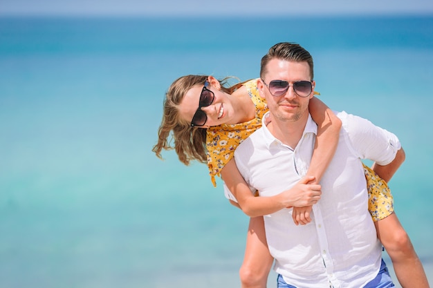 Bambina e papà felice divertendosi durante la vacanza della spiaggia