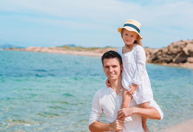 Bambina e papà felice divertendosi durante la vacanza della spiaggia