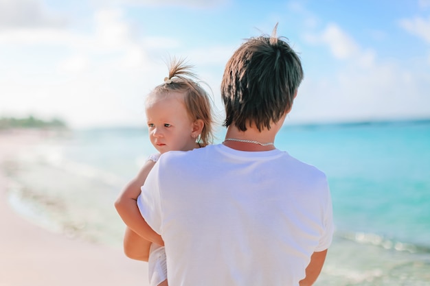 Bambina e papà felice divertendosi durante la vacanza della spiaggia