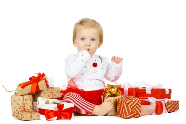 Bambina e regalo isolato su bianco