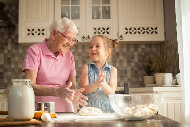 Bambina e sua nonna che cucinano nella cucina