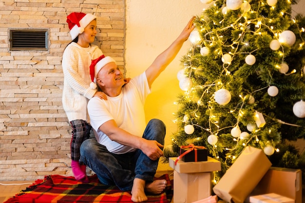 Bambina e suo nonno con regalo di Natale a casa