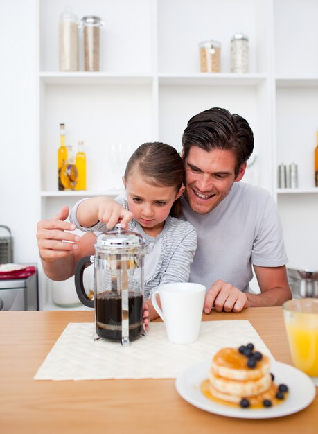 Bambina facendo colazione con suo padre