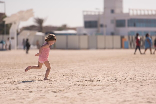 bambina felice al mare in estate. Bambina adorabile in spiaggia durante le vacanze estive. Bambino felice in riva al mare o all'oceano