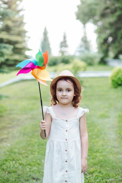 Bambina felice carina con un cappello che si diverte nel prato del parco Picnic sulla natura