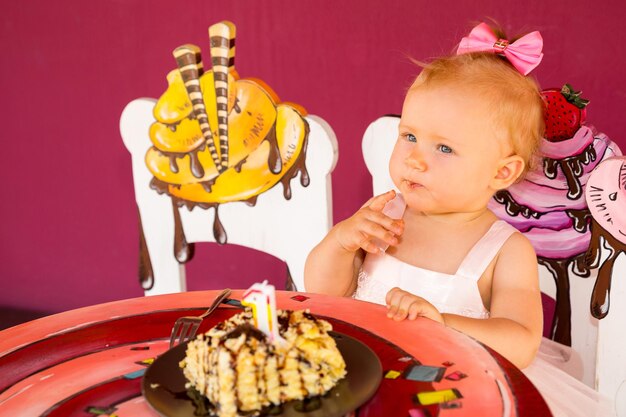 Bambina felice che celebra il primo compleanno Kid e la sua prima torta sulla festa Infanzia