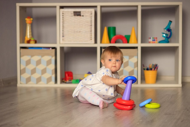 Bambina felice che gioca con i giocattoli a casa all'asilo o all'asilo Sviluppo del bambino