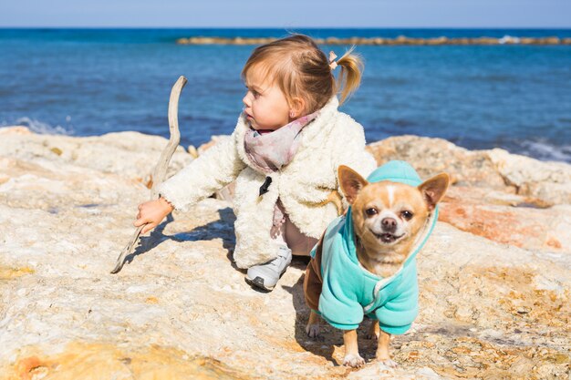 Bambina felice che gioca con il cane