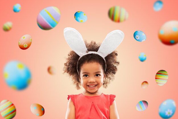bambina felice che indossa orecchie di coniglietto di Pasqua