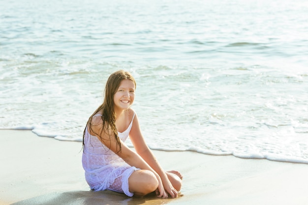 Bambina felice che nuota in acqua