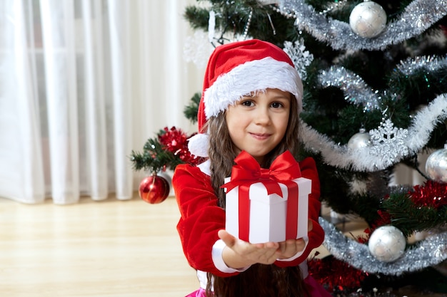 Bambina felice con i suoi regali di Natale