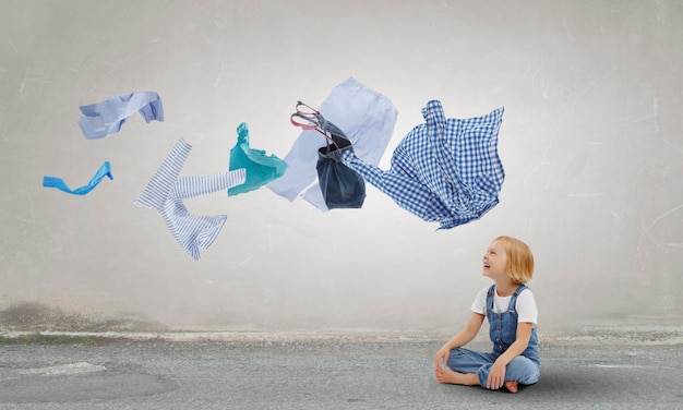 Bambina felice con il secchio dei vestiti lavati. Tecnica mista