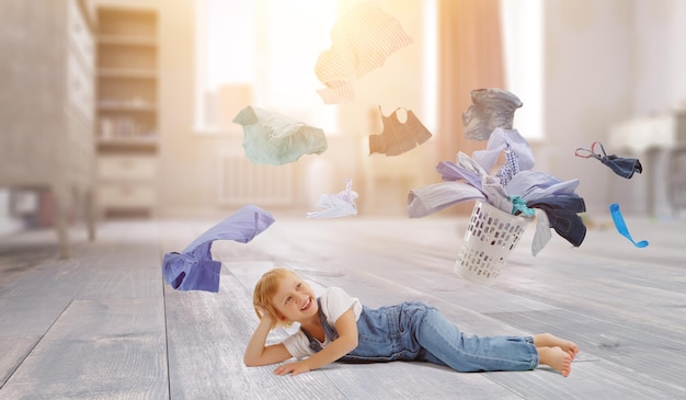 Bambina felice con il secchio dei vestiti lavati. Tecnica mista
