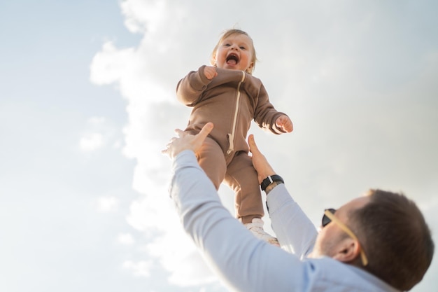 Bambina felice e papà che giocano fuori