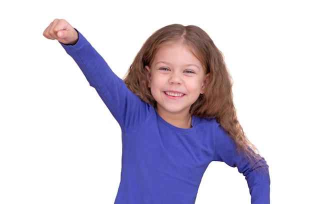 Bambina felice e sorridente che alza la mano come un super eroe