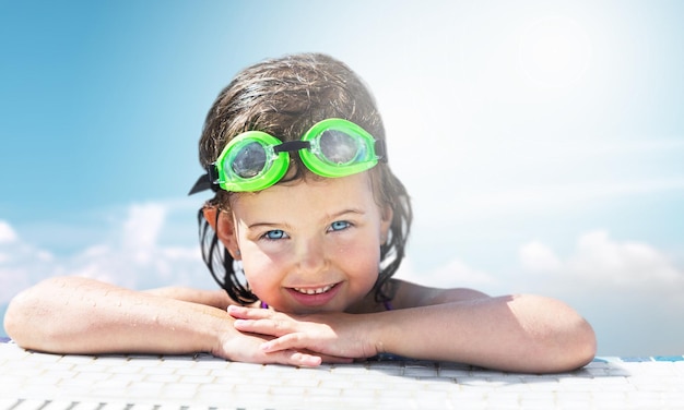 Bambina felice in piscina