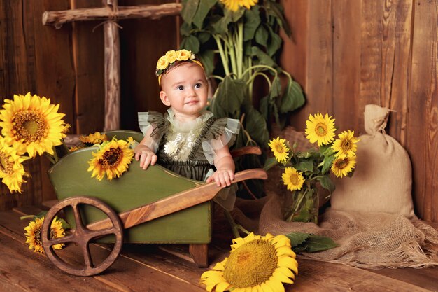 Bambina felice in una decorazione del girasole