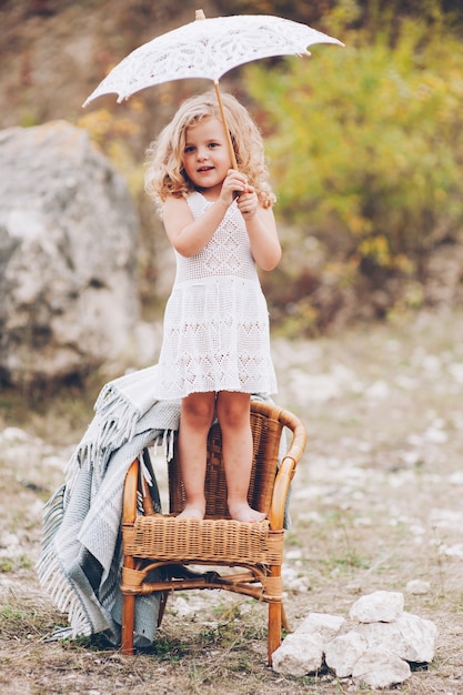 bambina felice in una sedia all&#39;aperto