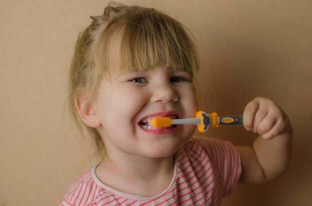 Bambina felice lavarsi i denti. Copia spazio