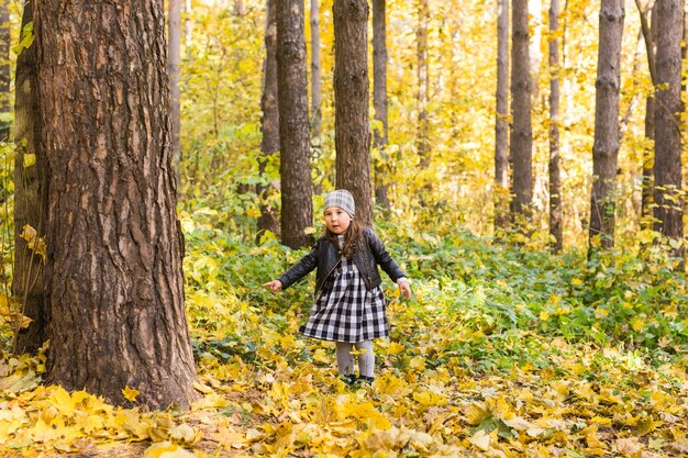 Bambina felice nel parco in autunno