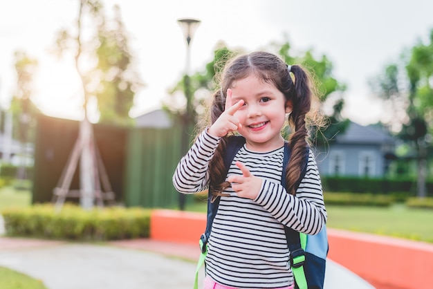 Bambina felice piace andare a scuola