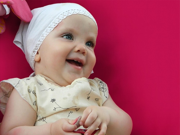 Bambina felice striscia e cammina sul prato verde in estate nel parco. Foto di alta qualità