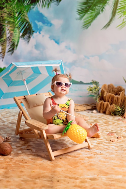 Bambina felice su un arredamento spiaggia