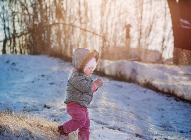 Bambina felice sulla neve