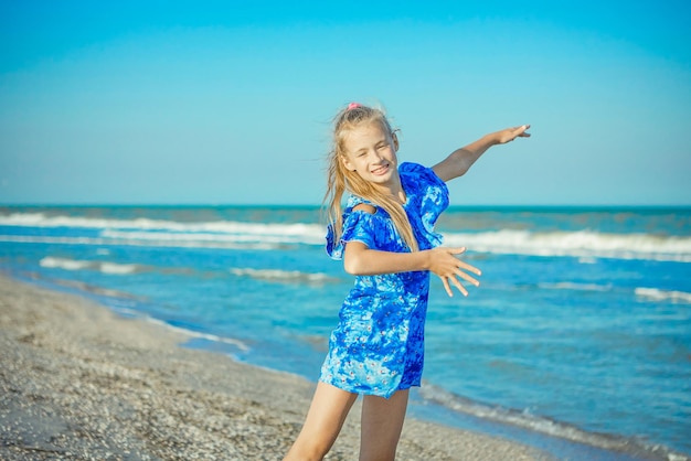 Bambina felice sulla spiaggia